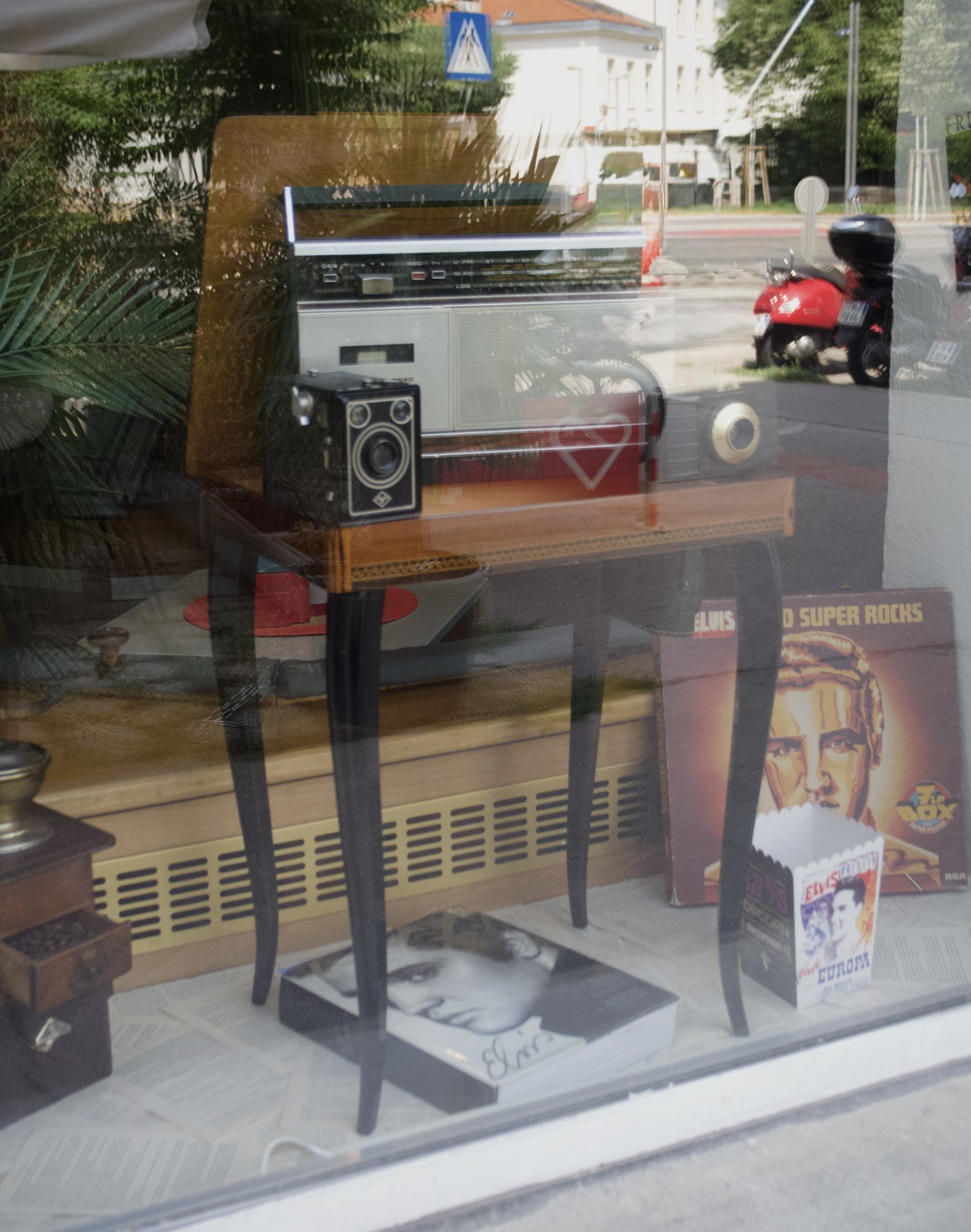 Schaufenster mit Vintage-Radio